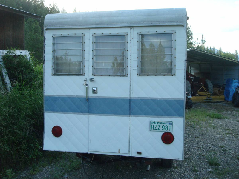 Illustration for article titled For $3,250, Could This 1961 International C-120 Camper Help You Get Away From It All?